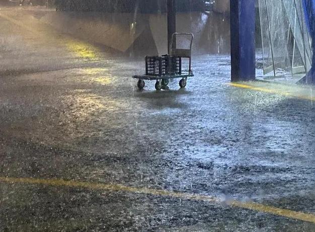 特大暴雨来了，特大暴雨来袭，城市排水系统面临严峻考验！