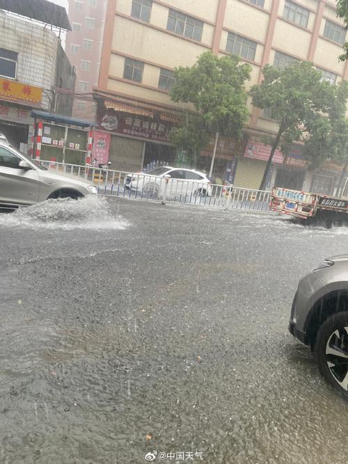 广州暴雨开车如开船，广州暴雨，驾车如同行舟，市民出行需谨慎