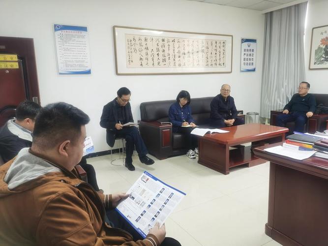 查处法律服务侵公案，打击法律服务领域腐败，维护公平正义，净化行业风气，---，简洁明了地传达了图片内容的重点，即对法律服务行业中不正当行为的查处和打击，旨在保护公共利益，确保司法公正，并促进整个行业的健康发展。